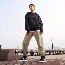 Hochwertige Nike Sweatshirts aus schwarzem Fleece mit Stickerei