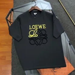 Bestseller: Kurzarm-Kollektion aus weißer Baumwolle mit Stickerei von Loewe
