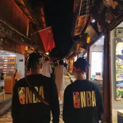 Hochwertige Nike-Jacken im Gold-Fleece-Print-Stil