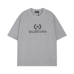 Luxuriöse Balenciaga-Kollektion mit Baumwolldruck und kurzen Ärmeln