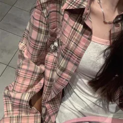 Hochwertiges Hemd aus der Kollektion „Chrome Hearts“ in rosa Leder mit Karomuster