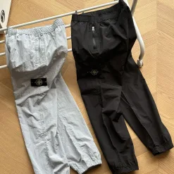 Hochwertige Stone Island Hose aus schwarzer Nylon-Solid-Kollektion