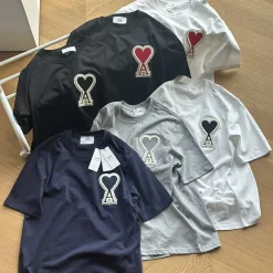 Luxus-Kollektion „Ami“ mit kurzen Ärmeln und schwarzer Baumwolle und Stickerei