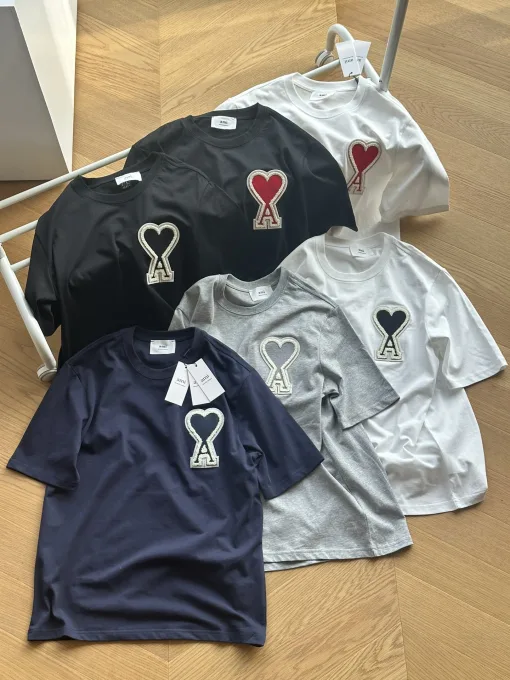 Luxus-Kollektion „Ami“ mit kurzen Ärmeln und schwarzer Baumwolle und Stickerei