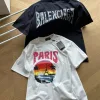 Luxuriöse Balenciaga Kurzarm-Kollektion in Grau mit Grafik