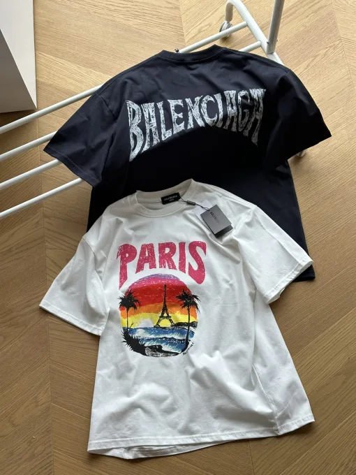 Luxuriöse Balenciaga Kurzarm-Kollektion in Grau mit Grafik