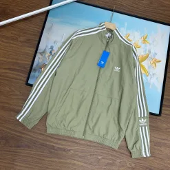 Hochwertiger Adidas Mantel in Weiß mit Logo-Kollektion