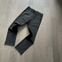 Hochwertige Gucci-Hose aus schwarzer Seide im soliden Stil