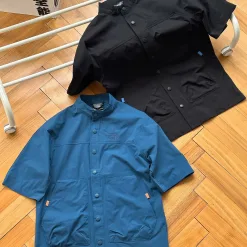 Bestseller The North Face Kurzarm-Shirt im schwarzen bestickten Stil