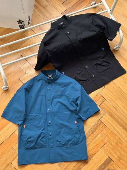 Bestseller The North Face Kurzarm-Shirt im schwarzen bestickten Stil
