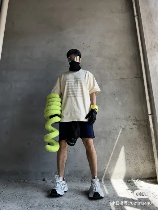 Hochwertiger Balenciaga-Stil mit kurzen Ärmeln und Baumwolldruck