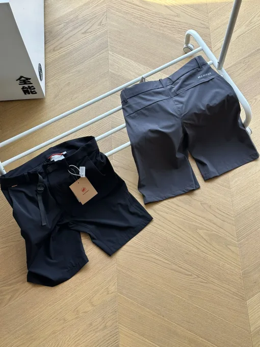 Luxus-Shorts von Mammut im schwarzen Logo-Stil