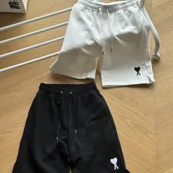 Hochwertige Ami Shorts aus schwarzer Baumwolle mit Stickerei