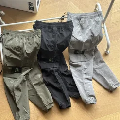 Hochwertige Stone Island Freizeithose aus schwarzem Nylon im Logo-Stil