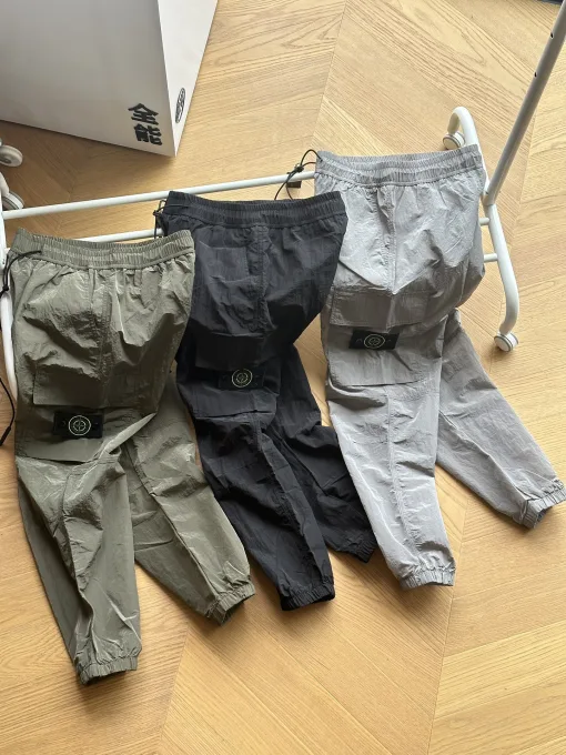 Hochwertige Stone Island Freizeithose aus schwarzem Nylon im Logo-Stil