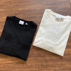 Burberry – Kurzärmliges, schwarzes Baumwoll-Stickerei-Shirt in Premiumqualität