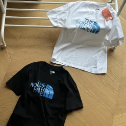 Bestseller: The North Face Kurzarm-Kollektion mit schwarzem Baumwolldruck