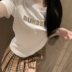 Hochwertiger Burberry-Stil mit kurzen Ärmeln und Stickerei