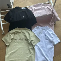 Hochwertige Calvin Klein Kurzarm-Kollektion mit schwarzem Logo