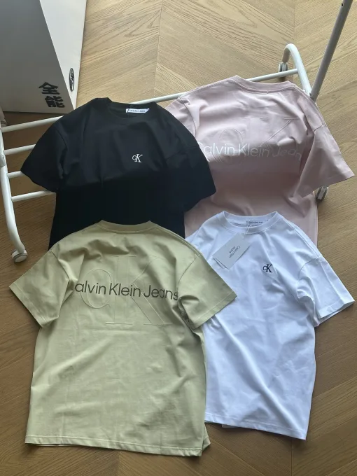 Hochwertige Calvin Klein Kurzarm-Kollektion mit schwarzem Logo