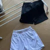 Bestseller-Shorts von Lululemon in der Black Logo-Kollektion