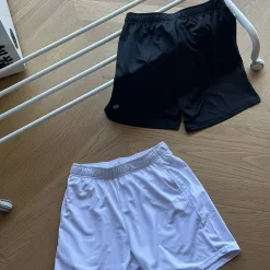 Bestseller-Shorts von Lululemon in der Black Logo-Kollektion