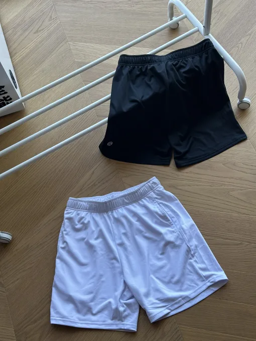 Bestseller-Shorts von Lululemon in der Black Logo-Kollektion