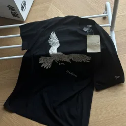 Luxuriöse Yohji Yamamoto Kurzarm-Kollektion mit Baumwolldruck