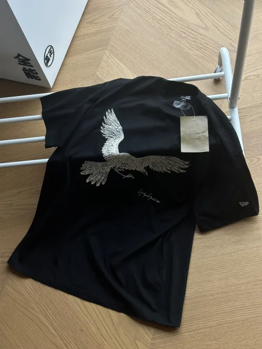 Luxuriöse Yohji Yamamoto Kurzarm-Kollektion mit Baumwolldruck
