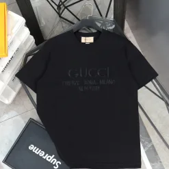Hochwertiges Gucci Kurzarmhemd im schwarzen Logo-Stil