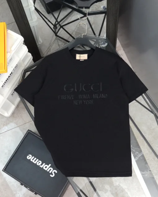 Hochwertiges Gucci Kurzarmhemd im schwarzen Logo-Stil