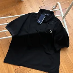 Bestseller: Fred Perry Kurzarmshirt aus schwarzer Baumwolle mit Stickerei