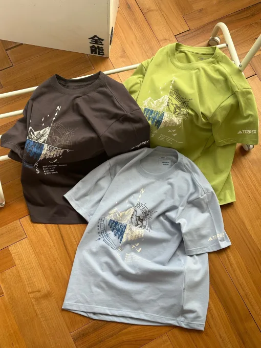 Hochwertiges Adidas Kurzarmshirt aus blauer Baumwolle im Logo-Stil