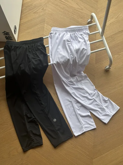Bestseller-Hose von Lululemon im schwarzen Logo-Stil