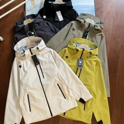 Luxus-Mäntel von Descente in Schwarz, atmungsaktive Kollektion