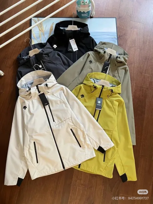 Luxus-Mäntel von Descente in Schwarz, atmungsaktive Kollektion