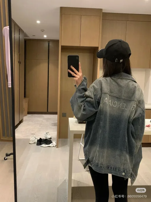 Balenciaga Mäntel in Premiumqualität, Kollektion mit blauem Denim und Strasssteinen
