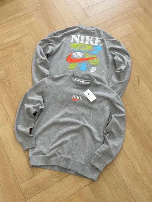 Hochwertiger Nike Hoodie in Grau, einfarbige Kollektion