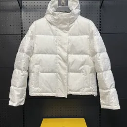Hochwertige Fendi Daunenjacken Weiß Strick Monogramm Kollektion