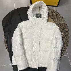 Hochwertige Fendi Daunenjacken Weiß Strick Monogramm Luxus