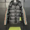 Hochwertige Gucci Daunenjacken aus weißem Nylon im Logo-Stil