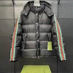 Hochwertige Gucci Daunenjacken aus weißem Nylon im Logo-Stil