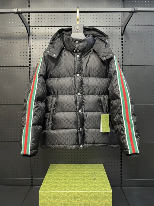 Hochwertige Gucci Daunenjacken aus weißem Nylon im Logo-Stil