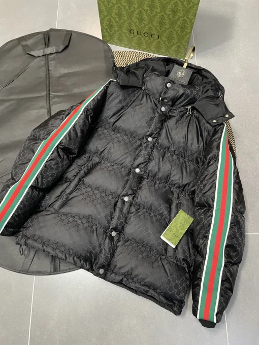 Luxus-Daunenjacken von Gucci aus weißem Nylon mit Logo-Kollektion