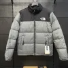 Hochwertige Daunenjacken von The North Face im klassischen Grau