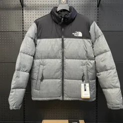 Hochwertige Daunenjacken von The North Face im klassischen Grau