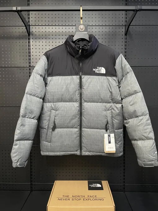 Hochwertige Daunenjacken von The North Face im klassischen Grau