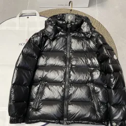Hochwertiger Moncler Mantel aus weißem Nylon, klassische Kollektion