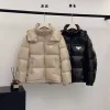 Luxuriöse Prada Daunenjacke im weißen Logo-Stil