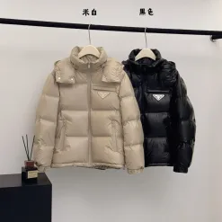 Luxuriöse Prada Daunenjacke im weißen Logo-Stil